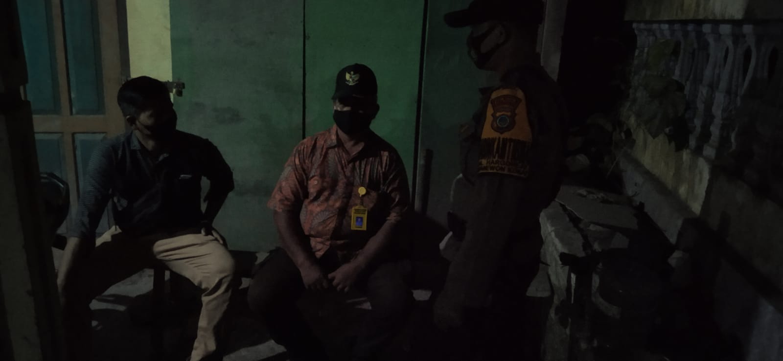 Bhabinkamtibmas  Melakukan  Pembinaan Awak Poskamling